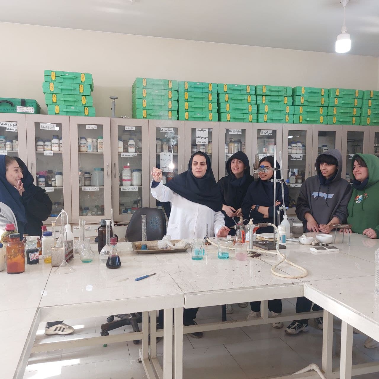 دبیرستان دخترانه متوسطه دوره اول مهر دانش