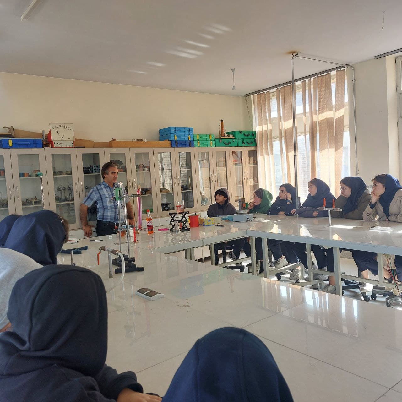 دبیرستان دخترانه متوسطه دوره اول مهر دانش